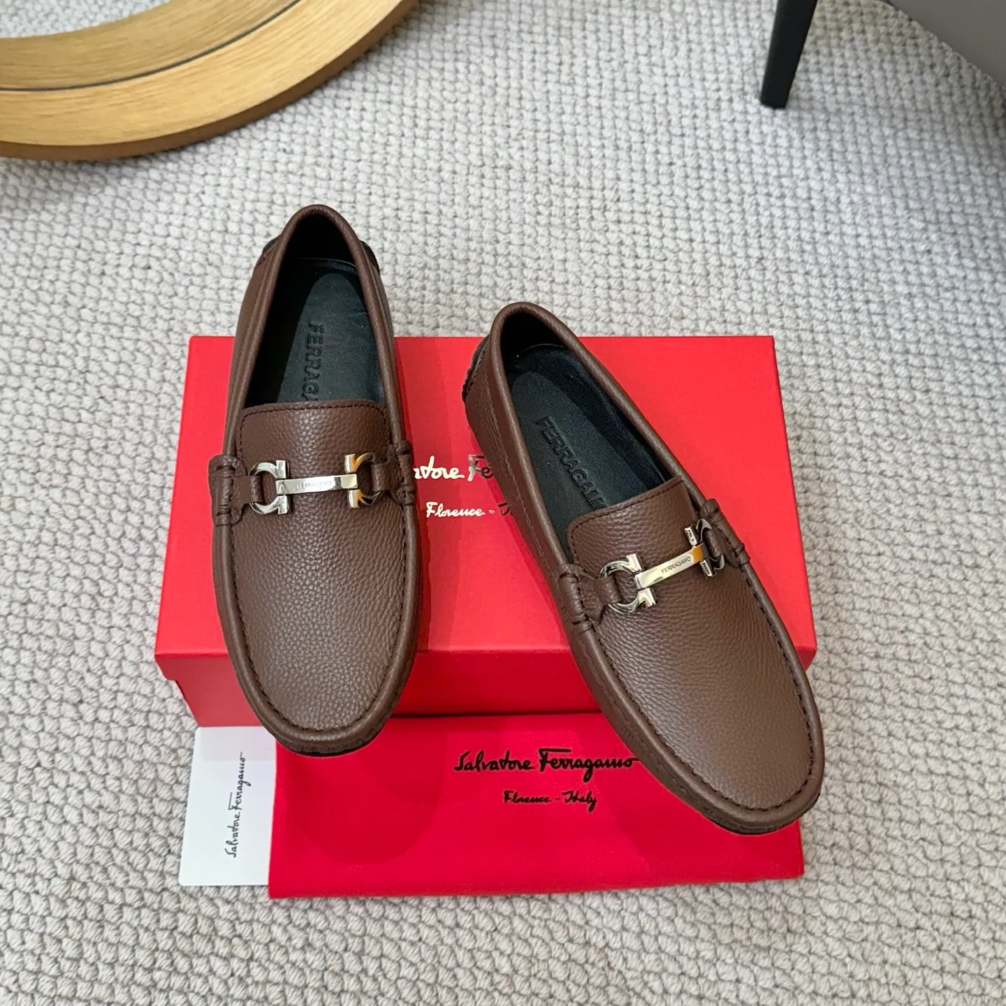Men's men's shoes 💰420 (Yangli) Ferragamo 〰Ferragamo 2⃣️0⃣️2⃣️5️⃣ New series 👊🏻 Upper 🇮🇹 Italian imported calfskin, original outsole molding. Water-dyed sheepskin lining. The identity of every successful man is set off, and the upper and lower shoes are elegant and stable🚶🏻🚶🏻The high-end custom counter original replica is an eternal classic🔍️Number of codes: 38-46 with counter packaging